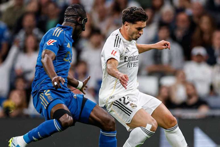Jogadores de Real Madrid e Oviedo em disputa de bola no Bernab&eacute;u &ndash;