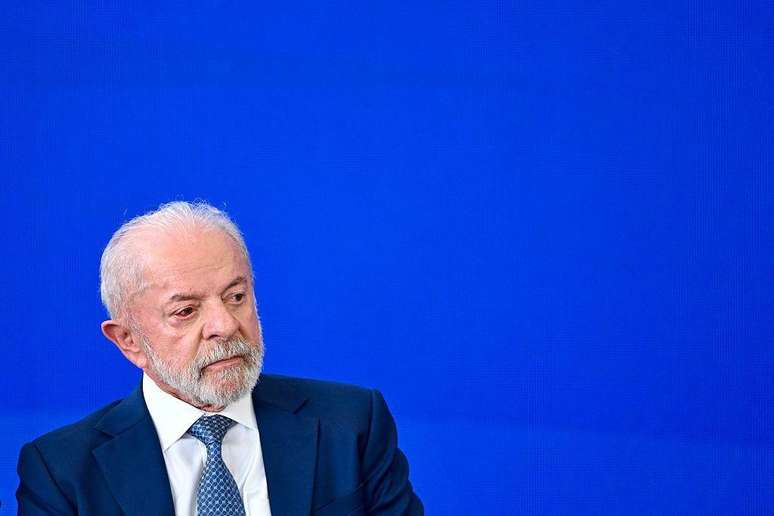 Lula aparece tecnicamente empatado com Fl&aacute;vio Bolsonaro nas pesquisas