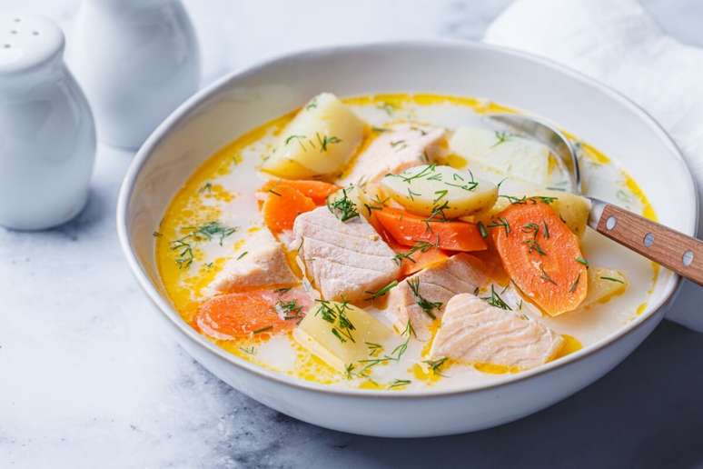 Sopa cremosa de salm&atilde;o com legumes 