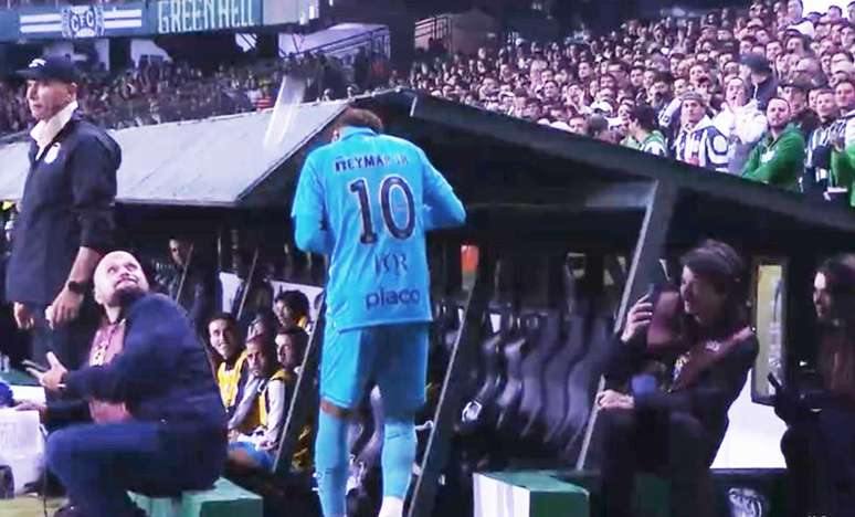 Torcedor arremessa copa de &aacute;gua em Neymar &ndash;