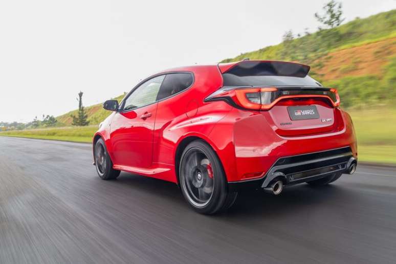 Toyota GR Yaris tem design agressivo com lanternas interligadas e duas sa&iacute;das de escapamento