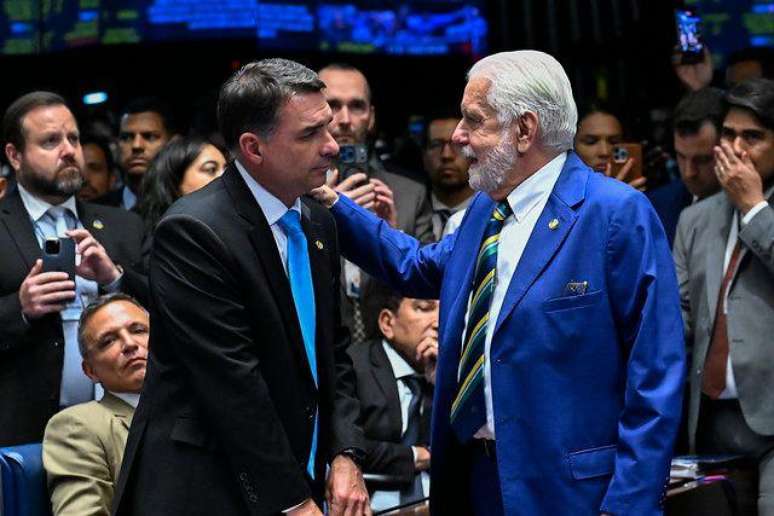 Em contraste com o pai, senador mant&eacute;m di&aacute;logo cordial com advers&aacute;rios pol&iacute;ticos