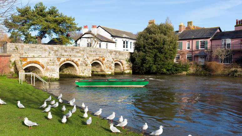 Em &aacute;reas como Dorset, vilas e fazendas conviviam com a possibilidade de passagem de tropas, cerco a cidades pr&oacute;ximas e desabastecimento &ndash; depositphotos.com / acceleratorhams