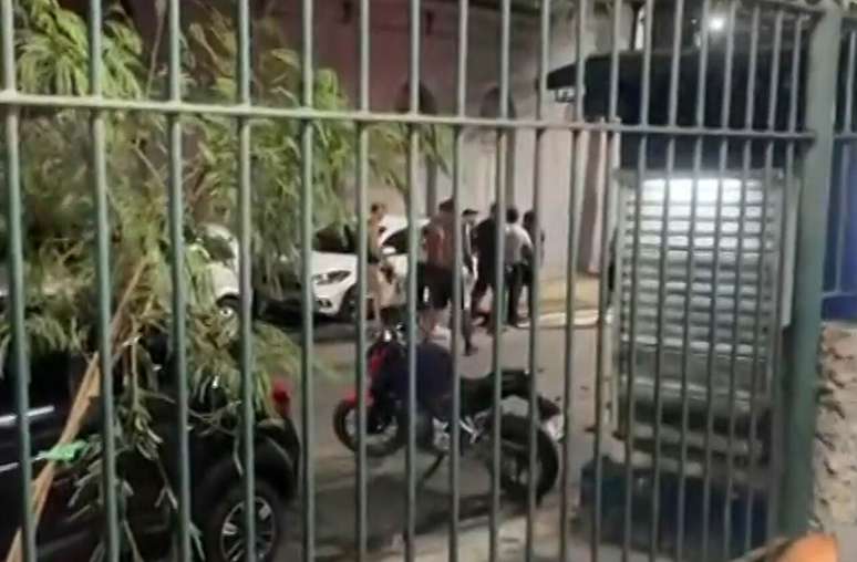 Confrontos entre torcidas organizadas de Flamengo e Vasco marcaram o entorno do Maracan&atilde; ap&oacute;s o cl&aacute;ssico &ndash;