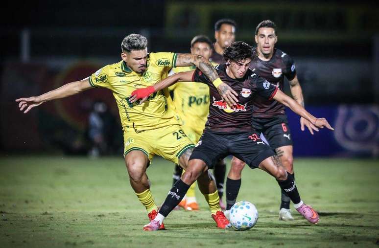 Tiquinho Soares e Herrera travam disputa de bola no est&aacute;dio Mai&atilde;o &ndash;