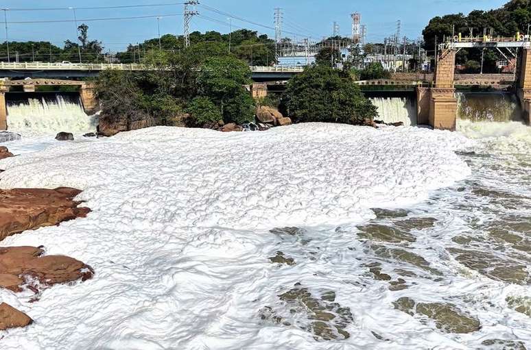 సాల్టో (SP) సమీపంలోని టైటే నదిలో దట్టమైన మరియు విషపూరితమైన నురుగు ఏర్పడింది.