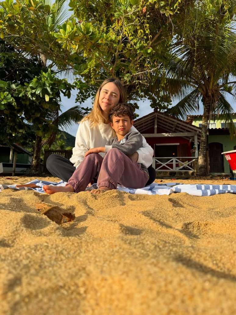 Daphne Bozaski com o filho, Caetano