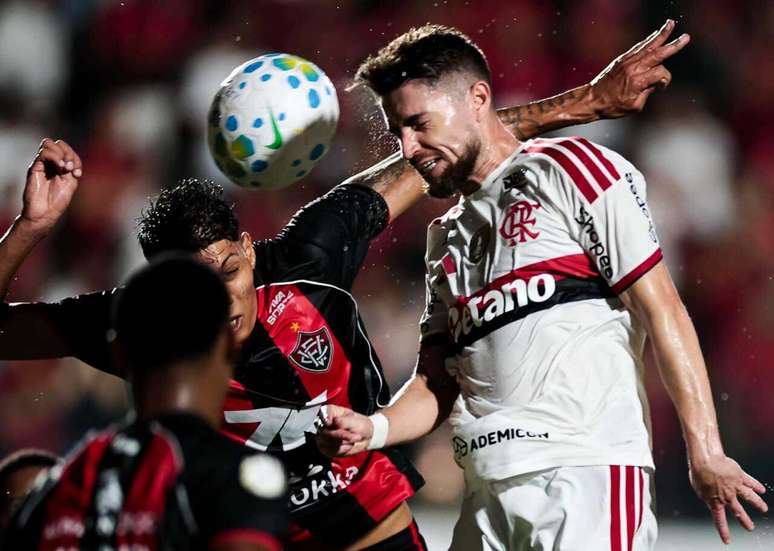 Jorginho foi um dos mais l&uacute;cidos do Flamengo em campo &ndash;
