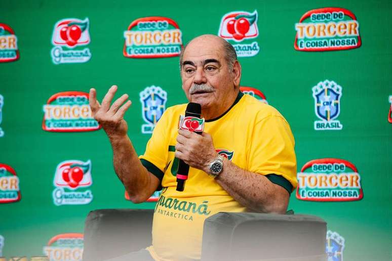 Rivellino, &iacute;dolo da Sele&ccedil;&atilde;o Brasileira 