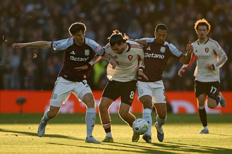 Jogadores de Aston Villa e Liverpool em disputa de bola no Villa Park &ndash;