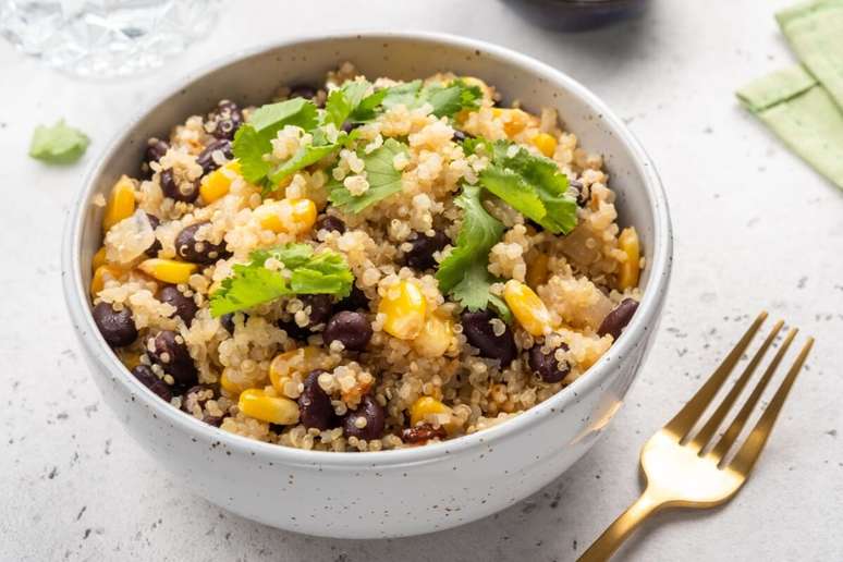 Salada de quinoa com feij&atilde;o-preto e milho-verde 