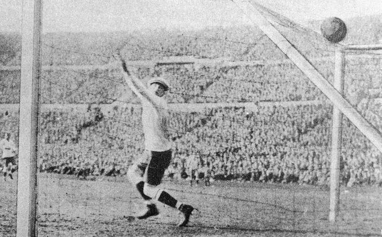 O goleiro uruguaio Enrique Ballestrero n&atilde;o consegue defender um chute do argentino Carlos Peucelle na final da primeira Copa do Mundo. Keystone/Getty Images