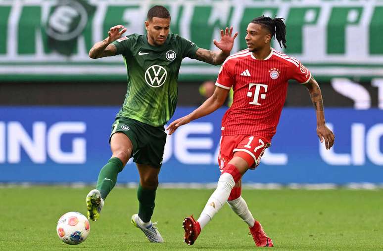 Erick, ou melhor, Olise (dir.) em a&ccedil;&atilde;o pelo Bayern de Munique &ndash;
