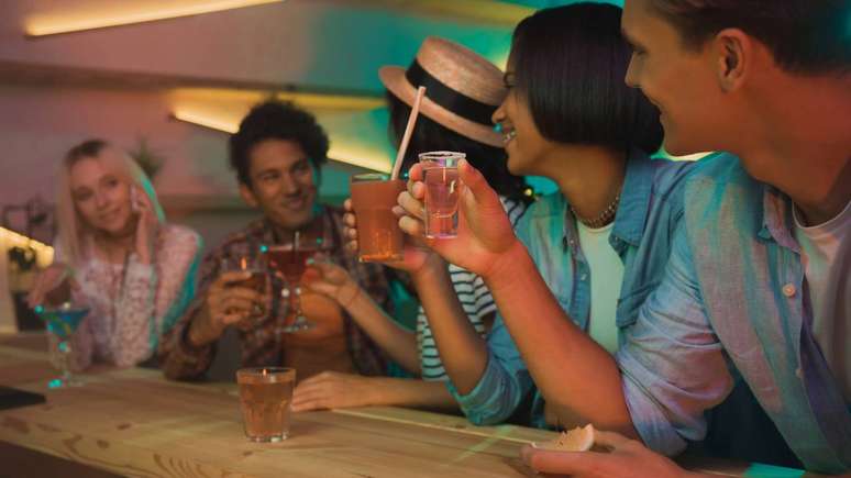 A mesma dose de bebida alco&oacute;lica que uma pessoa consumia aos 25 anos pode provocar mais sonol&ecirc;ncia, perda de equil&iacute;brio, taquicardia ou desconforto g&aacute;strico aos 45 ou 50 &ndash; depositphotos.com / ArturVerkhovetskiy