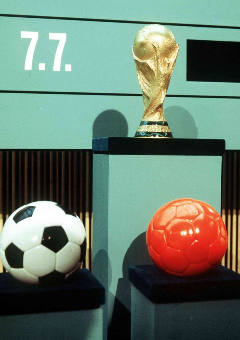 As bolas de Copas do Mundo anteriores usavam muitos gomos; as bolas modernas usam muito menos. Manfred Rehm/picture alliance via Getty Images
