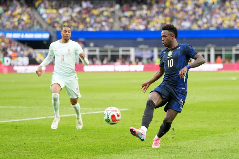Vinicius J&uacute;nior com a camisa 10 da Sele&ccedil;&atilde;o Brasileira 