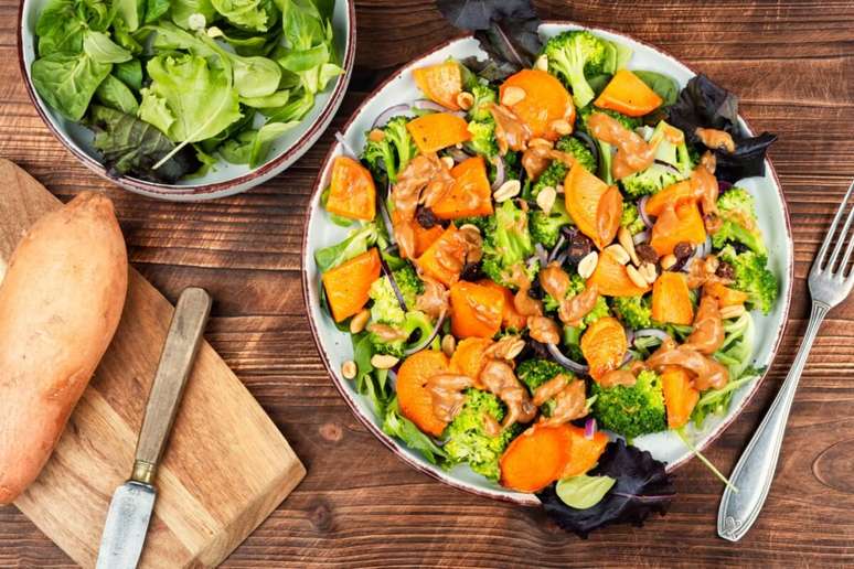 Salada morna de batata-doce com br&oacute;colis 
