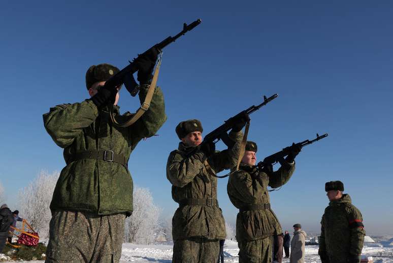 Militares russos disparam tiros durante o funeral de sargento morto no conflito entre R&uacute;ssia e Ucr&acirc;nia