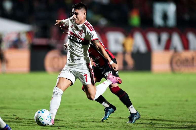Luiz Ara&uacute;jo at&eacute; tentou, mas parou em Lucas Arcanjo, destaque do Vit&oacute;ria &ndash;