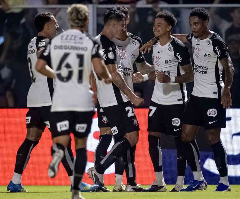Jogadores do Corinthians comemoram gol no triunfo sobre o Barra-SC &ndash;