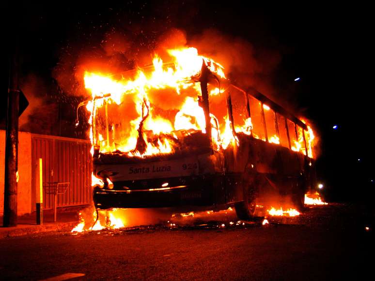 &Ocirc;nibus incendiado durante os 'Crimes de Maio' de 2006