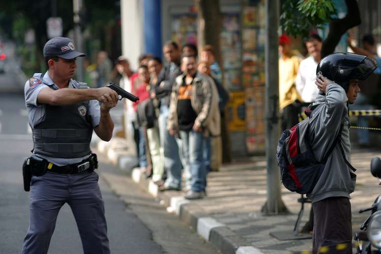 Abordagem policial durante os ataques do PCC em maio de 2006; 505 civis foram mortos no per&iacute;odo