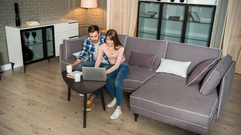 Casal curte sil&ecirc;ncio em casa &ndash; depositphotos.com / VitalikRadko