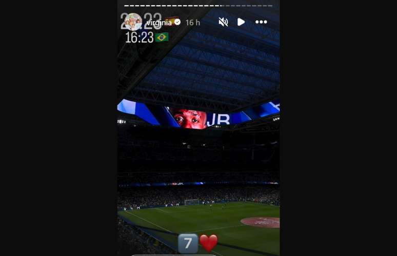 Influenciadora marcou presen&ccedil;a no jogo do atacante nessa quinta-feira &ndash;