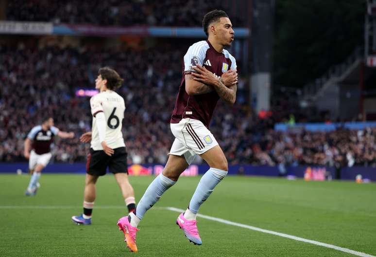 Morgan Rogers comemorando um dos gols do Aston Villa 