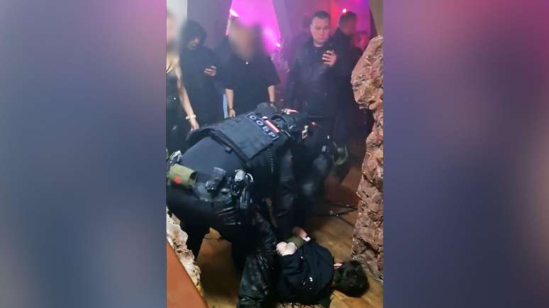 Agentes das for&ccedil;as de seguran&ccedil;a (vistos na imagem imobilizando um convidado no ch&atilde;o) participaram da invas&atilde;o &agrave; festa de Katya