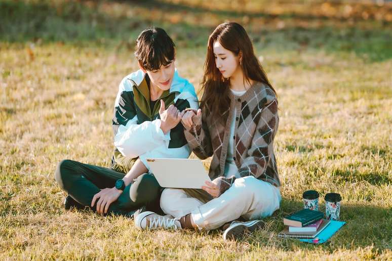&ldquo;Na dire&ccedil;&atilde;o do amor&rdquo; acompanha quatro personagens que t&ecirc;m as vidas entrela&ccedil;adas inesperadamente 