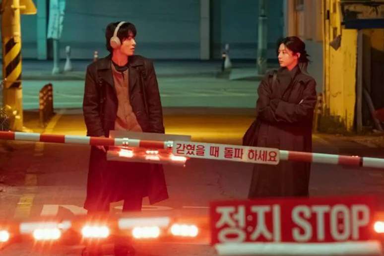 &ldquo;A Gente Tenta&rdquo; mostra um casal criando uma conex&atilde;o inesperada enquanto tentam encontrar reconhecimento e prop&oacute;sito no universo do cinema 