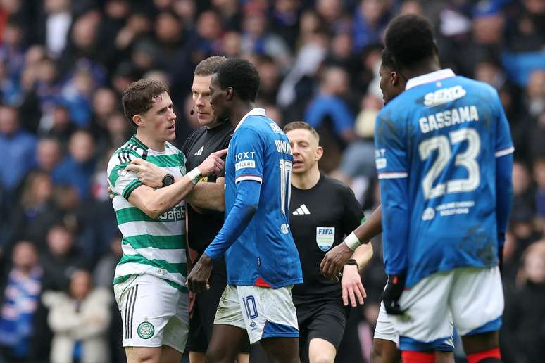 John Beaton separando uma discuss&atilde;o no &uacute;ltimo Old Firm 