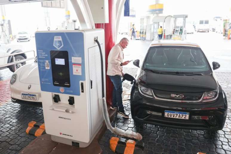 Uma esta&ccedil;&atilde;o de carregamento, tamb&eacute;m chamado de esta&ccedil;&atilde;o de carga e eletroposto, &eacute; um dispositivo de fornecimento de energia que fornece energia el&eacute;trica para recarregar ve&iacute;culos el&eacute;tricos plug-in
