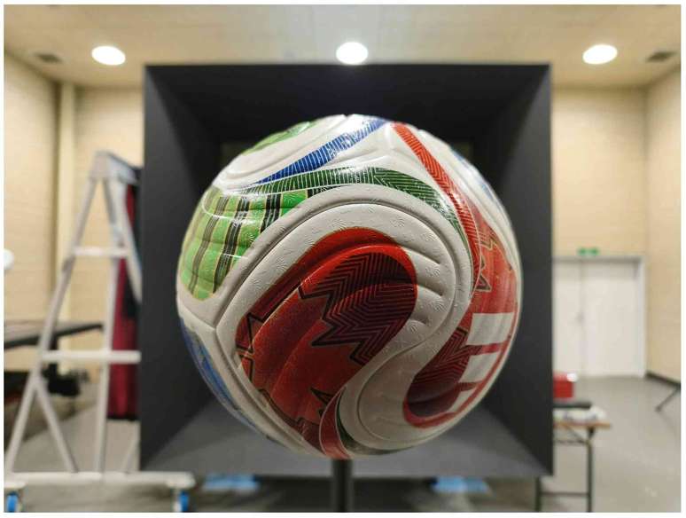 A bola de futebol Trionda se prepara para o t&uacute;nel de vento. Goff/Hong/Liu/Asai