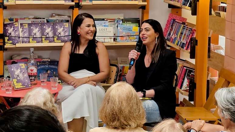 Gislayne de Deus e Carol Castro no lan&ccedil;amento do livro 'Voz de Pris&atilde;o', de Luciana de Gnone