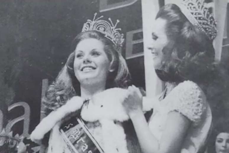 Vera Fischer sendo coroada ap&oacute;s vencero Miss Brasil