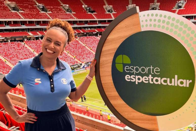 Karine Alves posa em est&aacute;dio ao lado de totem do Esporte Espetacular