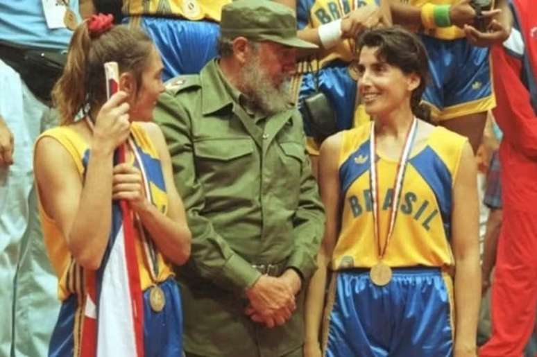 Hort&ecirc;ncia e Magic Paula conversando com Fidel Castro no p&oacute;dio de Havana 1991 