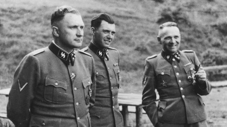 Mengele (centro) em 1944 com o comandante de Auschwitz Richard Baer (esquerda) e o ex-comandante Rudolf H&ouml;ss (direita)