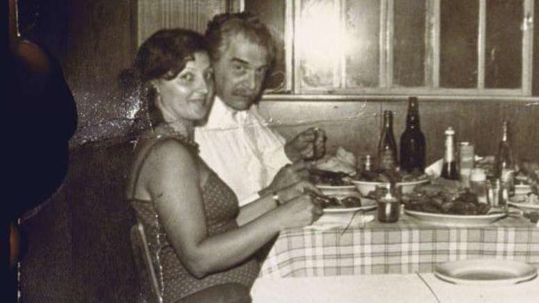 Mengele com uma mulher n&atilde;o identificada na d&eacute;cada de 1970 no Brasil, onde viveu por d&eacute;cadas