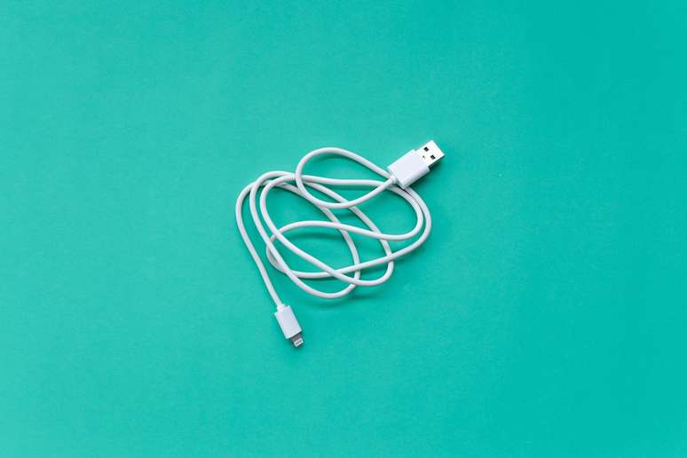 Os cabos s&atilde;o formados por pequenos fios met&aacute;licos revestidos por uma camada isolante. Na extremidade, esses fios se ligam a um conector. E &eacute; justamente nessa jun&ccedil;&atilde;o que os problemas costumam surgir