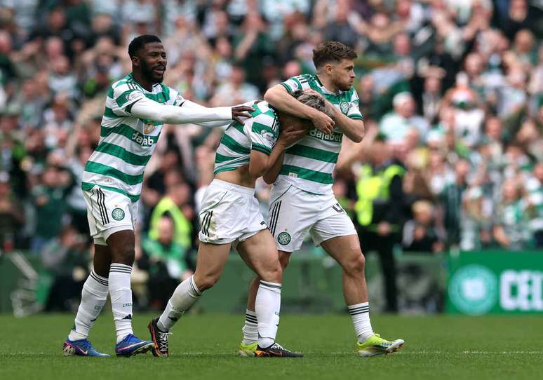 Daizen Maeda (C), comemora o segundo gol do Celtic, o que virou o jogo contra o Hearts. Com este 3 a 1 o Celtic &eacute; penta&nbsp; escoc&ecirc;s (Foto de Ian MacNicol/Getty Images)