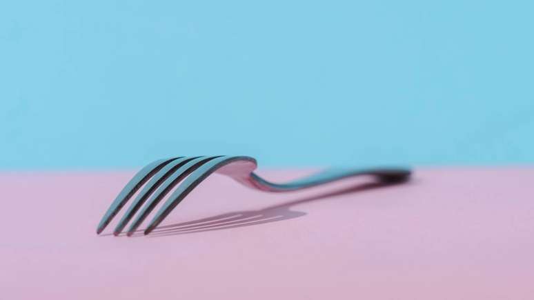 Mudan&ccedil;as no modo de cortar e mastigar alimentos, influenciadas pelos talheres, podem ter contribu&iacute;do para o padr&atilde;o moderno de mordida &ndash; depositphotos.com / AndrewLozovyi
