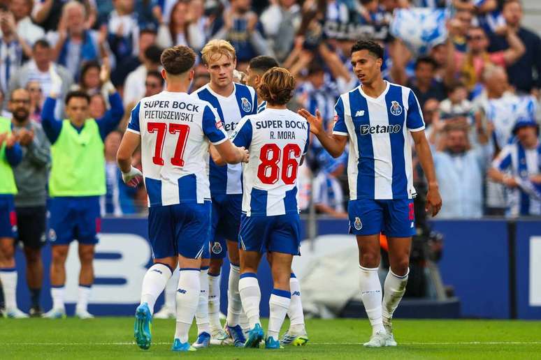 Jogadores do Porto celebram gol&nbsp; da vit&oacute;ria sobre o Santa Clara &ndash;