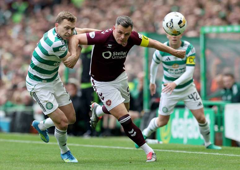 Shankland, do Hearts, tenta superar a marca&ccedil;&atilde;o de Alistair Johnston, do Celtic &ndash; Ian MacNicol/Getty Images