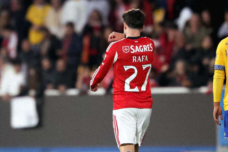 Rafa Silva Richard R&iacute;os, &agrave; esquerda, vibra intensamente logo ap&oacute;s abrir o placar para o Benfica.
