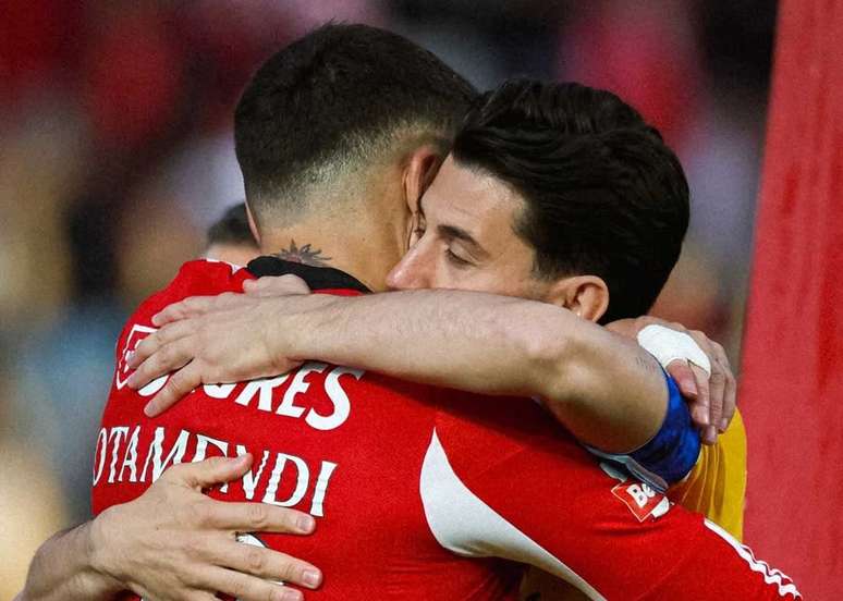 Pizzi (no Estoril e se despedindo do futebol profissional) recebe o carinho de Otamendi, seu companheiros de anos no Benfica