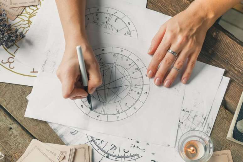 Pessoas com muitos planetas na Casa 8 podem apresentar grande interesse por astrologia, espiritualidade, tarot e energias 