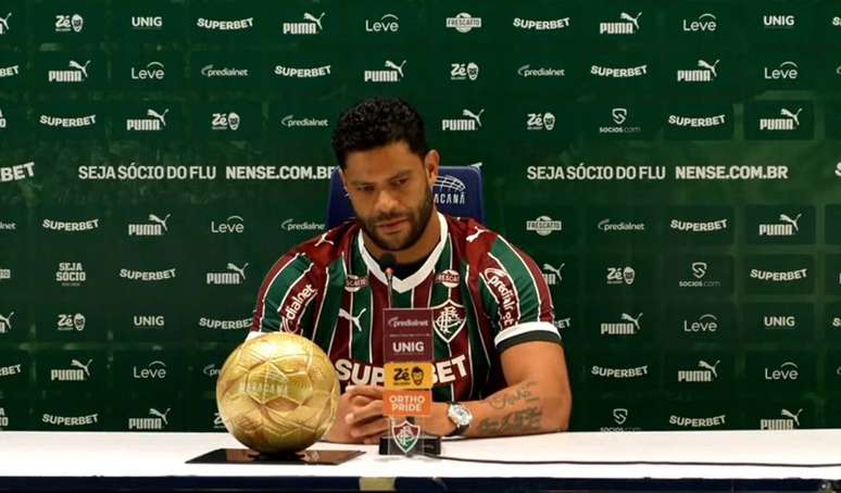 Hulk conversou com a imprensa antes de ter contato com a torcida do Fluminense &ndash;